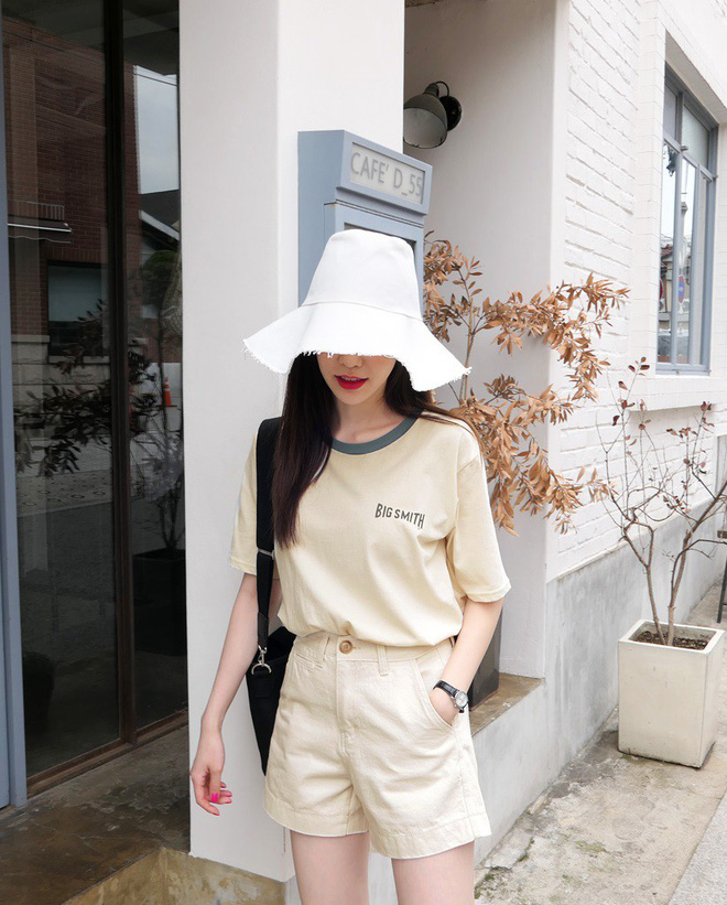 Áo phông với sắc màu tươi sáng mà kết hợp cùng shorts vải lại càng thêm phần trẻ trung, năng động.    