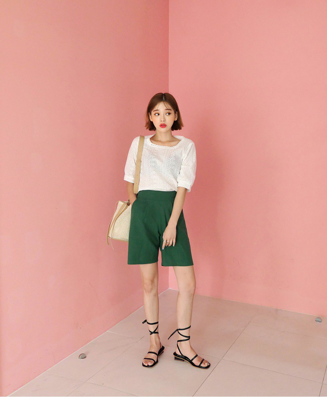 Áo blouse cũng là item vô cùng thanh lịch nên các nàng diện đi làm hay đi chơi cũng đều ổn hết.    