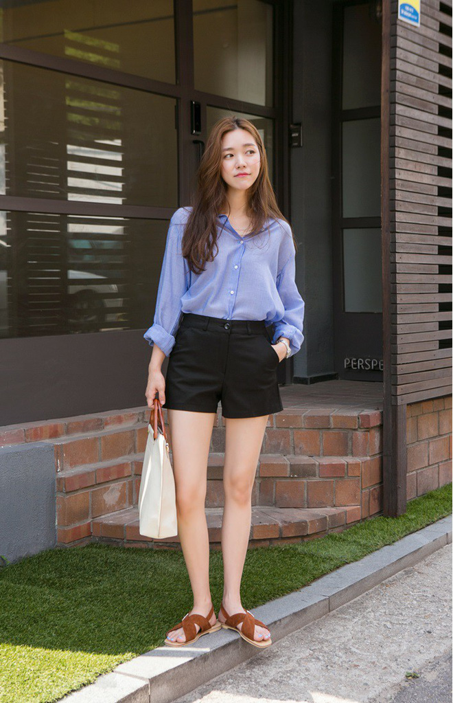 Diện áo sơ mi - quần shorts vải và mang sandals là các nàng đã có ngay set đồ đi làm đúng chất hè.    