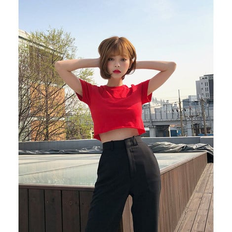 Crop top chính là vũ khí đắc lực nhất giúp các nàng khoe trọn thân hình săn chắc, thon gọn.  