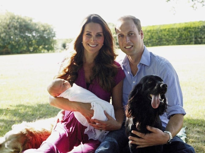 Kate tiếp tục chọn một chiếc váy khác của Seraphine khi cùng chồng và con trai George về thăm quê nhà ở Bucklebury, Berkshire.  