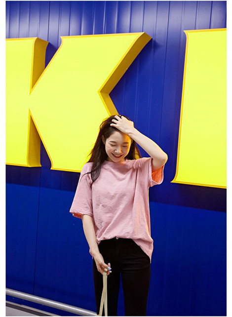 Chẳng chiếc áo nào có thể vượt qua T-shirt dáng rộng về độ thoải mái, năng động và cá tính.  