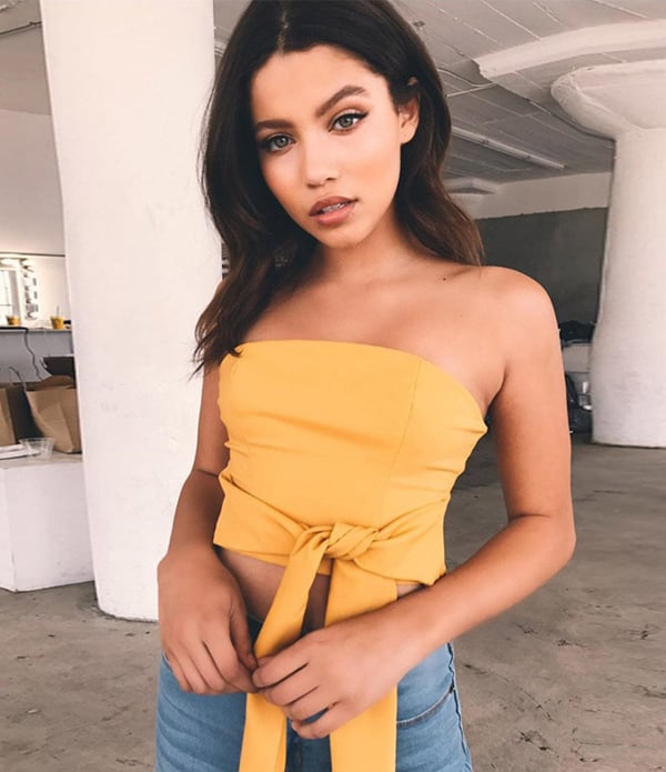 Suốt nhiều năm qua, crop-top luôn là item không thể thiếu đối với phái đẹp trong mùa hè bởi nét trẻ trung, phóng khoáng và cảm giác mát mẻ nó đem lại. Để giúp vẻ ngoài trở nên độc đáo hơn, bạn có thể chọn những thiết kế cách điệu như thắt nơ bên hông thay vì diện áo quây nhàm chán.    