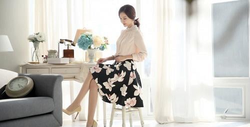 Sơ mi trơn mặc với chân váy họa tiết đem lại nét sang trọng, thanh lịch