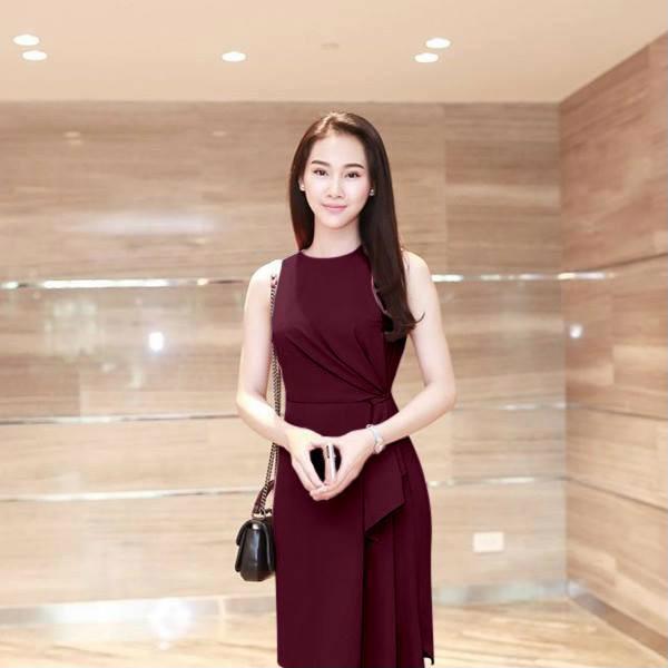 Sơ mi dáng dài nên kết hợp với các loại phụ kiện bản to, nổi bật 