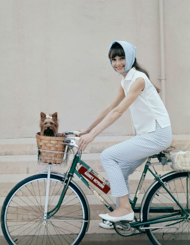 Giày đế bệt trắng được AUdrey phối cùng quần gingham xanh nhạt và áo sơ mi cộc tay vô cùng trẻ trung.    