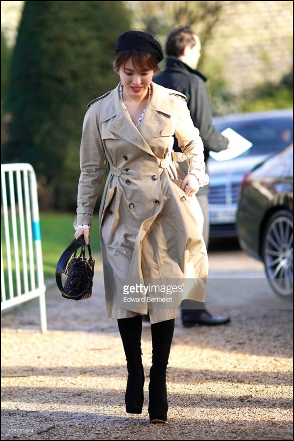  Boot cao cổ, coat dáng dài khá kén người mặc, đặc biệt là kỵ 'chân ngắn'. Tuy nhiên, Song Hye Kyo lại dễ dàng chinh phục set đồ. Tuy vậy, điều quan trong khi xuất hiện là bạn phải xinh đẹp và cực kỳ 'thần thái'     
