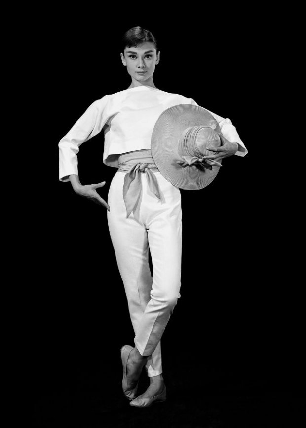 Ở một set đồ khác có phần thanh lịch với quần lưng cao và áo tay lửng, Audrey khéo léo mang cùng giày ballet satin để tăng thêm phần sang chảnh cho vẻ ngoài.    