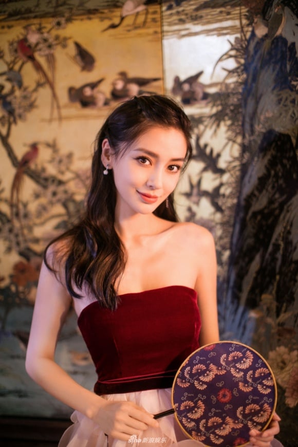 Angelababy với thần thái tuyệt vời khi đứng tạo hình trước ống kính.    