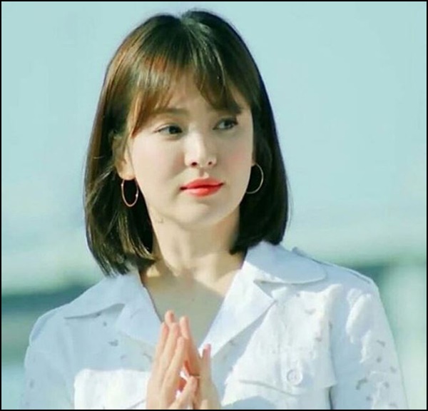  Tóc mái thưa, ngắn chấm vai kết hợp cùng son môi tont cam sáng, phụ kiện phù hợp, không còn nhận ra đây là cô nàng U40   