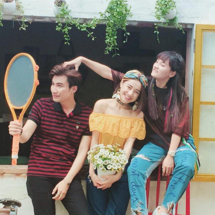 Áo phông oversize, quần jeans rách, giầy sneaker là combo Bảo Thanh thường trưng diện.    