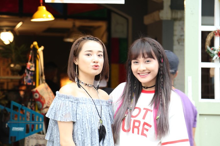 Khi đứng cạnh nhau, hai cô bạn thân Hạ và Sol nổi bật lên hai tính cách đối lập.    