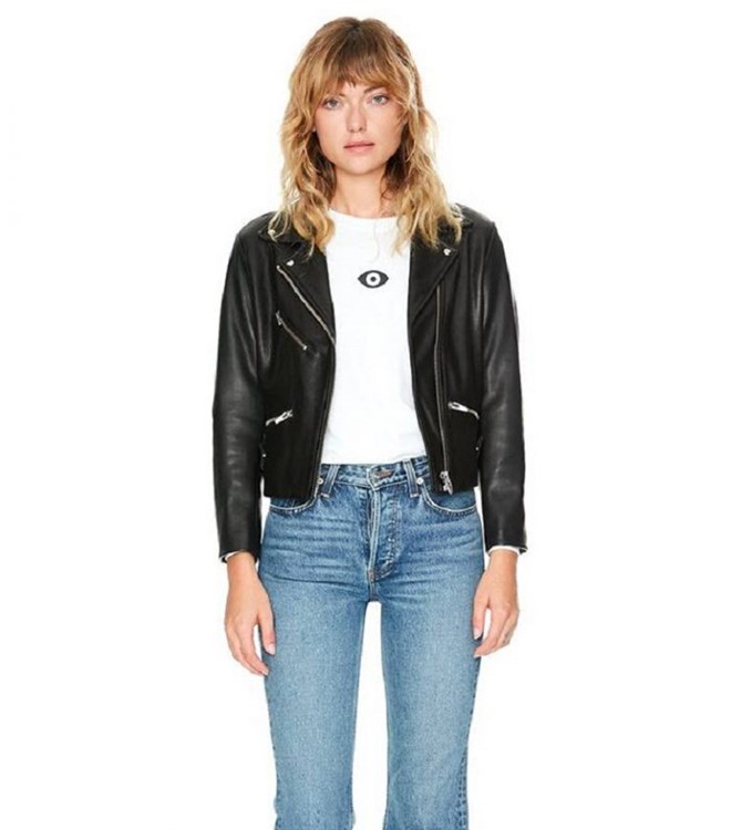 Một gợi ý khác chỉ đơn giản là công thức áo khoác da bên ngòa áo phông và quần jeans cũng không bao giờ lo lỗi mốt.  