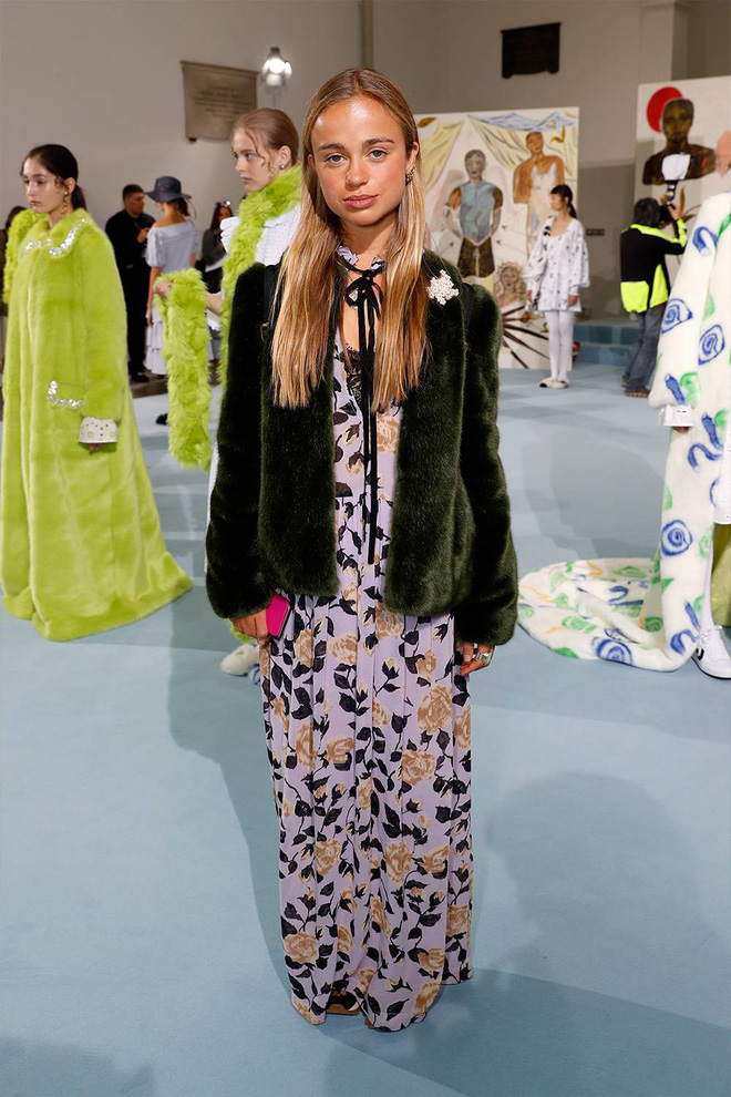 Lady Amelia Windsor - cháu họ của Nữ hoàng Elizabeth trông như một fashionista đích thực khi diện đầm hoa trang nhã với áo lông khoác ngoài của Shrimps.    