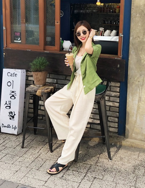 Từ quần jeans, chân váy cho tới một item đồng điệu, blazer mùa hè đều dễ dàng tương thích    