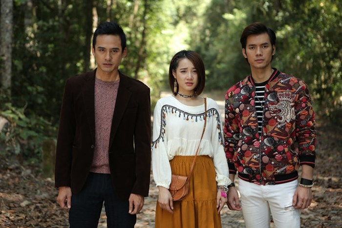 Áo trễ vai, áo tay bồng, họa tiết tua rua kết hợp chân váy nâu midi, túi da bò... tất cả tạo nên một Nhã Phương vừa cổ điển vừa phóng khoáng. Xu hướng thời trang này được nhiều bạn trẻ trong và ngoài nước ưa chuộng.    