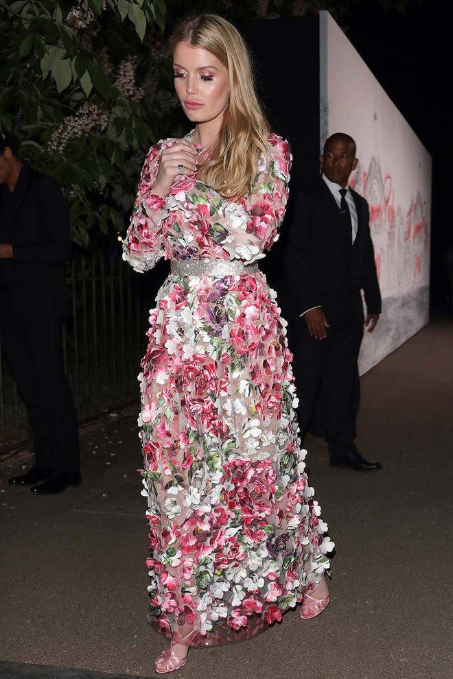 Cô cháu gái của Công nương Diana - Lady Kitty Spencer mỗi lần xuất hiện lại khiến người ta mê mẩn bởi vẻ đẹp quý phái, sang trọng hiếm có. Diện chiếc đầm lộng lẫy, đính kết hoa cầu kỳ của Dolce & Gabbana, Lady Spencer đẹp tựa nữ thần, khiến không ai có thể rời mắt.    