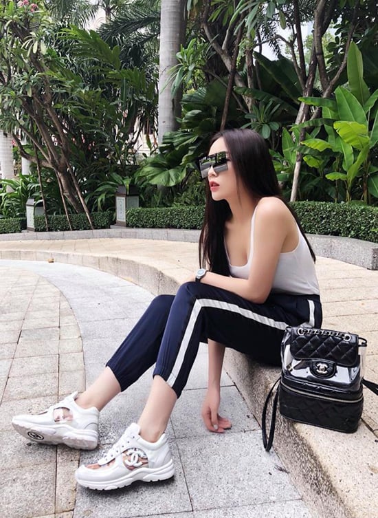 Có thể thấy, phụ kiện nhựa đã trở lại ngoạn mục ở mùa hè năm nay. Các sao Việt cũng hưởng ứng nhiệt tình trào lưu sử dụng mốt phụ kiện thịnh hành khi xuống phố.