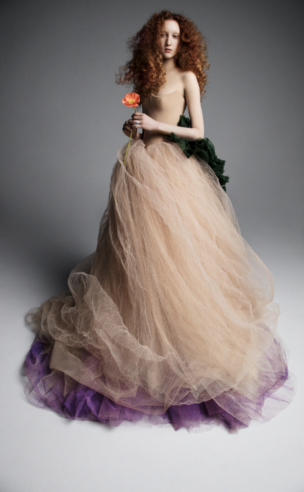 Vera Wang chủ nhân của bộ sưu tập váy cưới độc đáo này cho biết: “Cô muốn khám phá sự huyền ảo và uyển chuyển, hòa quyện cùng màu sắc rực rỡ, nhưng theo một cách mới”.    