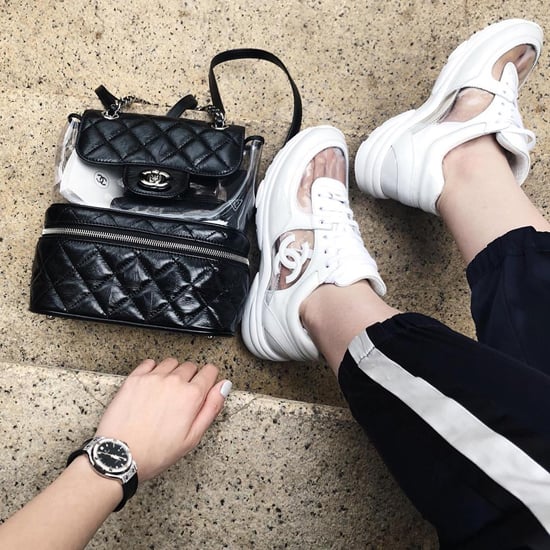 Kỳ Duyên thể hiện sự sành điệu khi mix cả cặp sản phẩm Chanel gồm ba lô da phối nhựa trong và giầy thể thao màu tương phản.    
