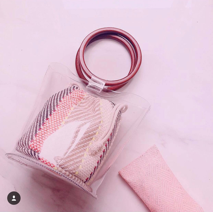 Những mẫu túi trong veo với nhiều kiểu dáng khác nhau được Angela Phương Trinh chọn lựa để dễ dàng phối đồ.    