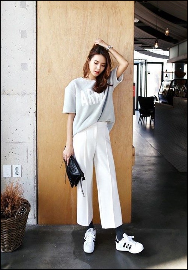 Bạn cũng có thể lên đồ với áo phông, giầy thể thao, áo phông, quần ngố     