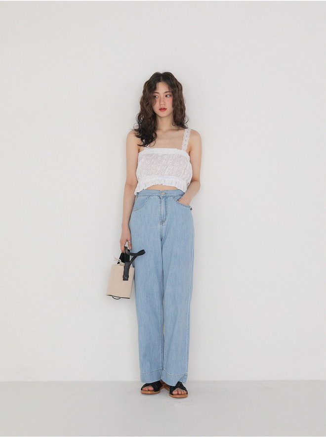 Khoe vóc dáng khỏe khoắn, quyến rũ với crop top và quần jeans dáng rộng.    