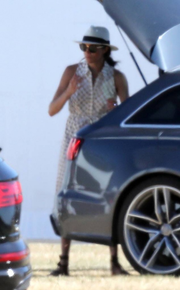 Công nương Meghan Markle mặc váy sơ mi, đi sandal cột dây cổ chân và đội mũ thời trang khi đi xem Hoàng tử Harry và Hoàng tử William thi đấu polo.