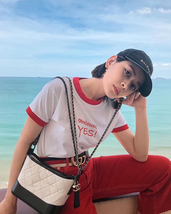 Chi Pu khoe khéo phụ kiện hàng hiệu khi chưng diện áo thun in chữ và quần ống rộng có gam màu đỏ làm chủ đạo. Với thắt lưng Gucci, mũ Balenciaga và túi Chanel, set đồ của hot girl đa tài đã được nâng tầm một cách xuất sắc.  