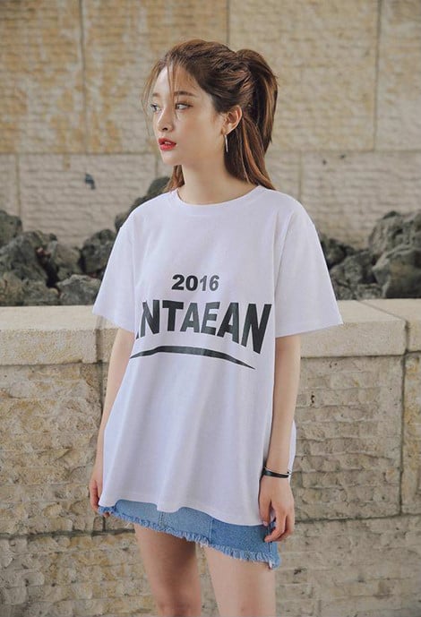 Bạn sơ-vin hay để áo thụng đều đẹp với cách kết hợp chân váy jean này