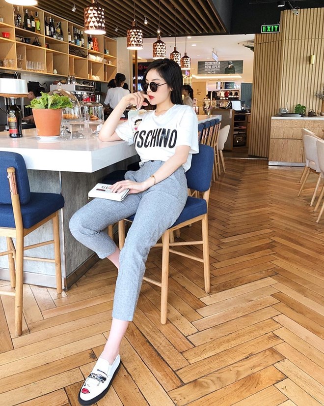 Song song với các thiết kế trễ vai, áo phông cũng là món đồ được ''sủng ái'' ngày nóng. Kỳ Duyên gia nhập hội áo phông cùng mẫu áo ngắn tay ''cộp mác'' Moschino, phối với quần cạp cao và giày xỏ năng động.  