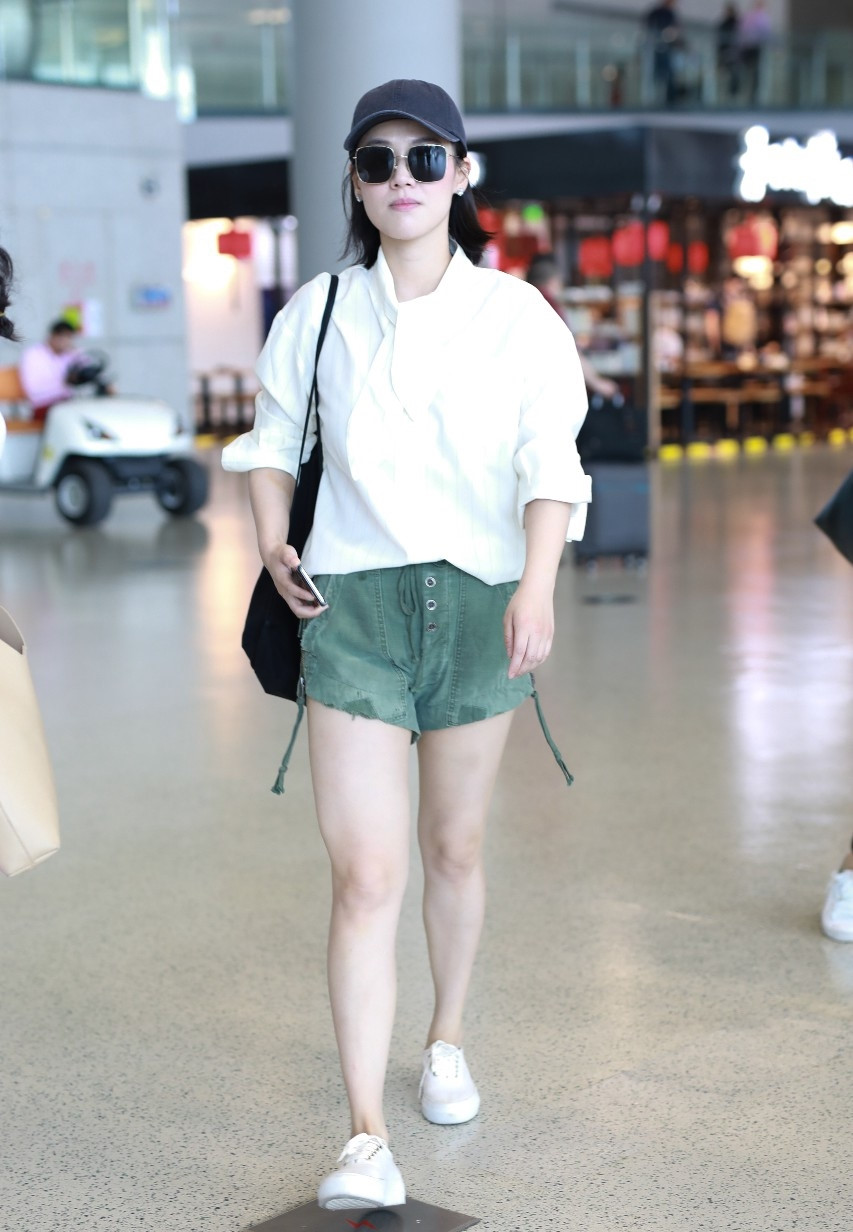 Mã Tư Thuần khoe vẻ trẻ trung với mẫu sơ mi trắng kẻ sọc, quần shorts, giày thể thao và mũ lưỡi trai tại sân bay.