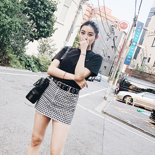 Cũng là tín đồ của túi Chanel, Huyền My ưu tiên chiếc túi Gabrielle làm phụ kiện hoàn thiện phong cách minimalist. Dù chỉ kết hợp áo thun đen và chân váy kẻ gingham, Á hậu vẫn lan tỏa được sức hấp dẫn mạnh mẽ.  