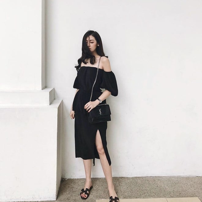 Dương Tú Anh gây thương nhớ với áo trễ vai, chân váy xẻ hông và phụ kiện phối theo công thức ''đen toàn tập''. Sau khi công bố thông tin chuẩn bị kết hôn, dường như mỹ nhân 25 tuổi cũng trở nên dịu dàng, đằm thắm hơn trước.  