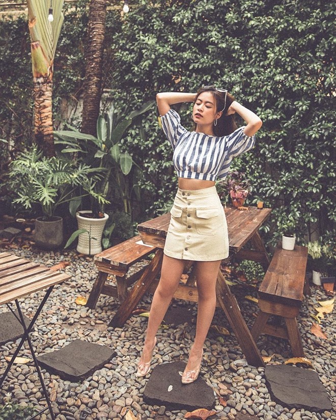 Họa tiết kẻ cũng là xu hướng được Hoàng Thùy Linh lăng xê. Nữ ca sỹ chọn crop top sọc xanh, mix cùng với chân váy ngắn. Bộ đôi Shbet999 com đăng nhập vừa khoe được vòng eo đáng mơ ước, nhấn vào đôi chân nuột nà lại thể hiện được nét kiêu sa, nữ tính.  