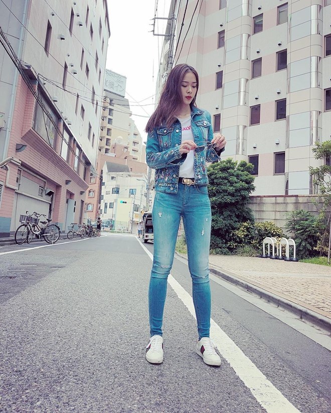 Diệp Bảo Ngọc chắn nắng bằng set đồ denim - chất liệu có khả năng cản tia UV hiệu quả bậc nhất. Người đẹp phối Shbet999 com đăng nhập với giày thể thao Gucci, vừa trẻ trung vừa tôn cá tính mạnh.  