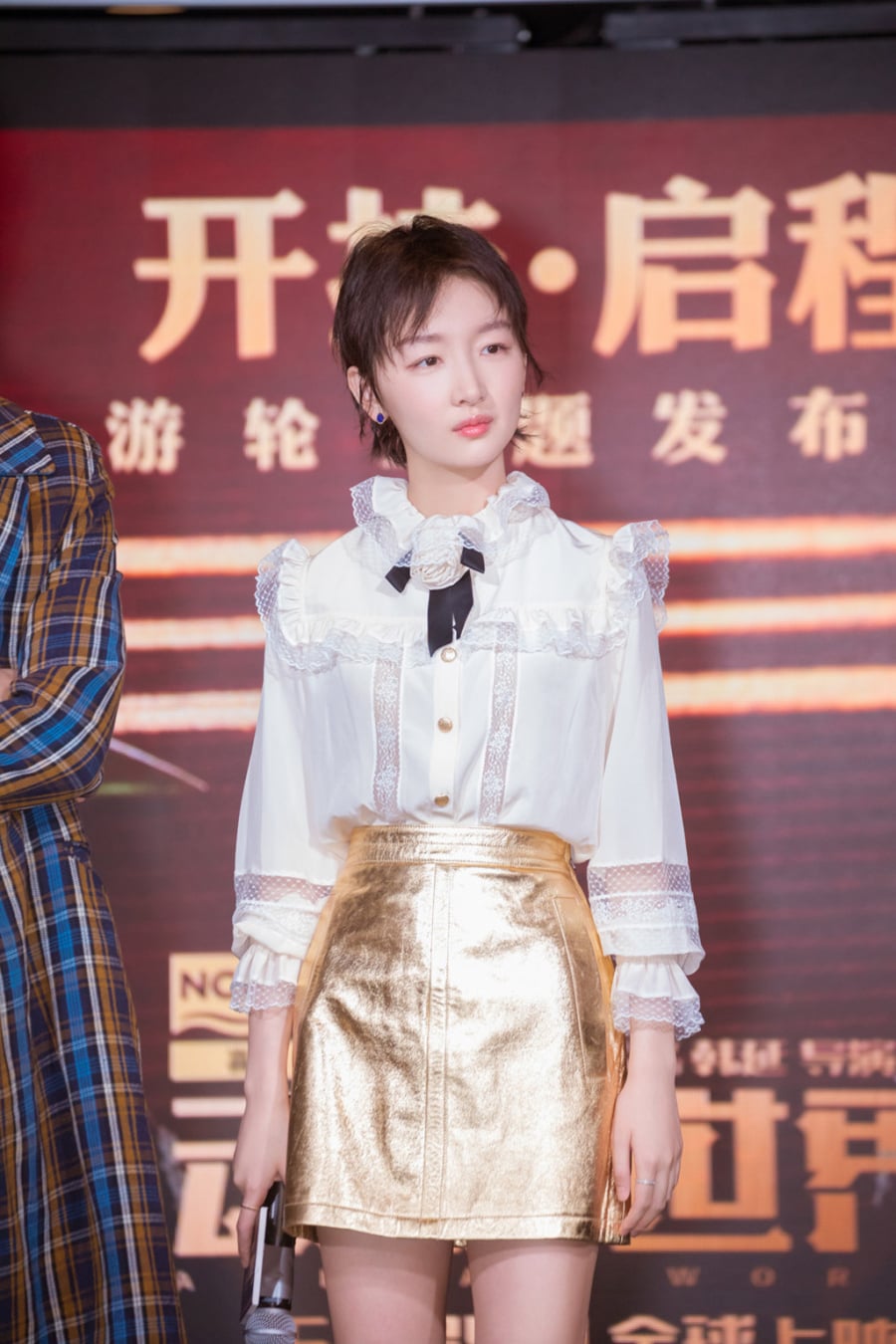 Phong cách quen thuộc của Châu Đông Vũ giấu vóc dáng nhỏ bé khi kết hợp sơ mi ren nữ tính cùng chân váy cạp cao.