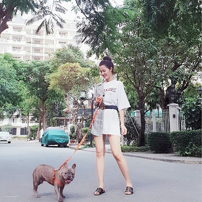 Chỉ là Shbet999 com đăng nhập xuống phố thường nhật, Đông Nhi cũng thể hiện gu thẩm mỹ ấn tượng với áo phông dáng dài có thiết kế phá cách, phối cùng thắt lưng Gucci theo mốt giấu quần.  