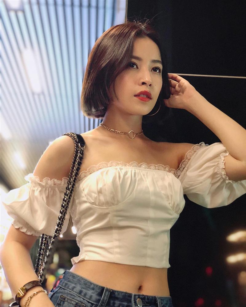 Áo trễ vai hoặc croptop sẽ là sự lựa chọn hoàn hảo trong những ngày nóng như cái lò thế này    