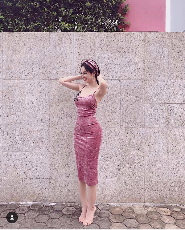 Angela Phương Trinh khoe thân hình ‘đồng hồ cát’ trong thiết kế váy nhung ánh hồng hợp mốt mùa hè.