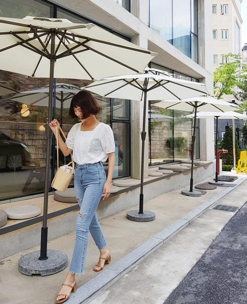 Mix áo cổ vuông cổ điển cùng quần jeans hoặc quần vải đơn giản là cách nhanh gọn nhất để thuần hóa trang phục này    