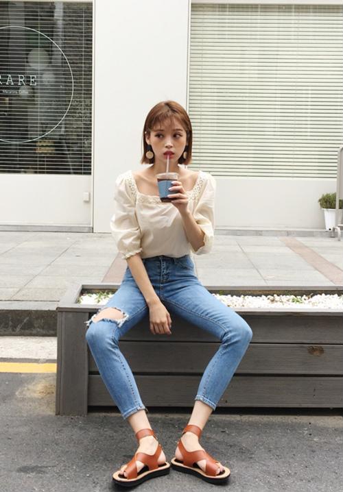 Những item rách rưới, bụi bặm một chút sẽ giúp trang phục cổ vuông không đi vào lối mòn    