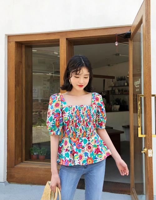 Bắp tay của bạn sẽ được bóp nhỏ một cách “miễn phí” với trang phục cổ vuông    
