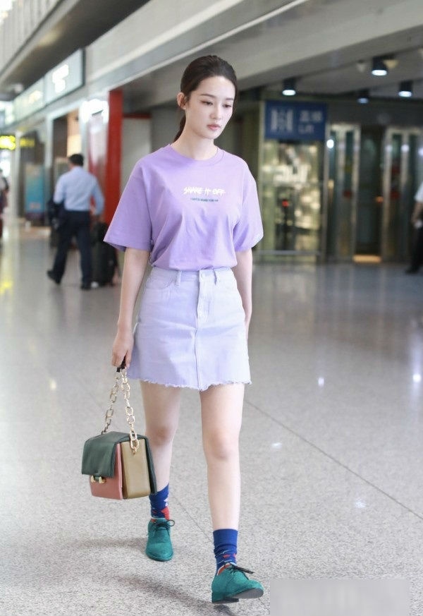 Bạn có thể mix cả cây tím lavender để có set đồ siêu nữ tính như cô nàng Lý Uy.    
