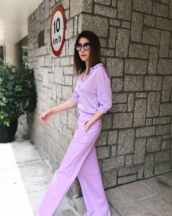 Nữ ca sỹ Hồng Kông Kelly Chen thể hiện đẳng cấp quý cô với set đồ tím toàn tập, sự kết hợp của sơ mi và quần cạp cao cùng vóc dáng hoàn hảo khiến tổng thể vô cùng thanh lịch, cuốn hút.    