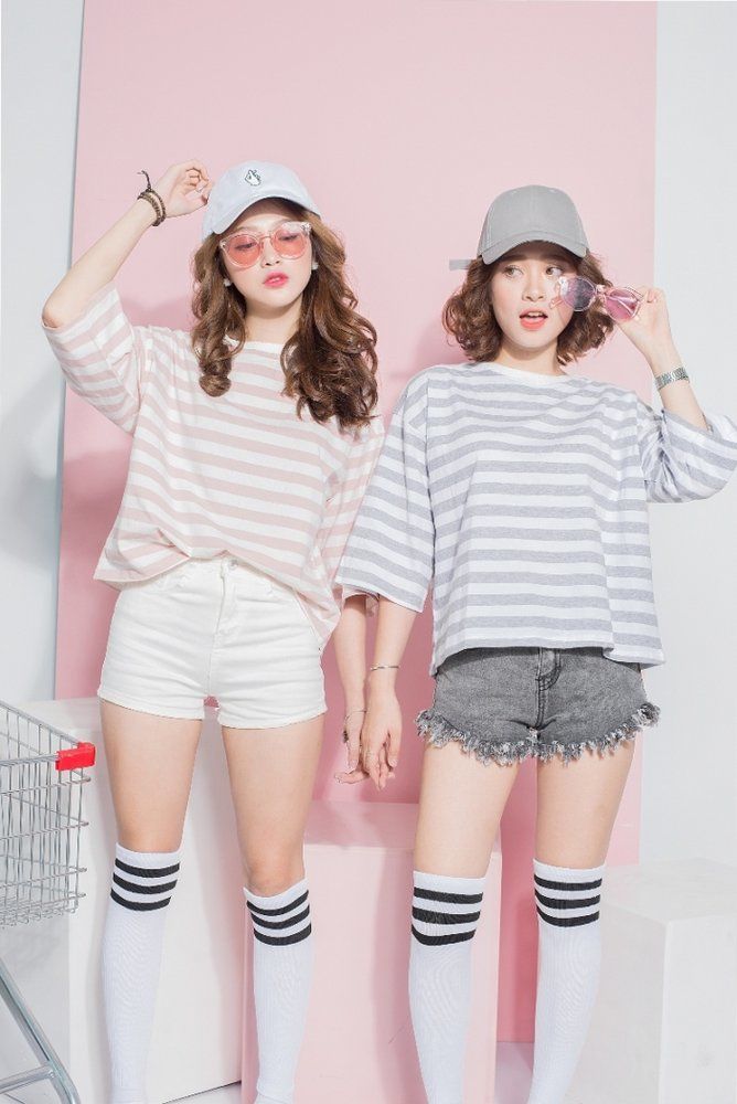 Một cô gái mặc đồ gọn gàng, trẻ trung với những item như áo phông, quần jeans, chân váy xếp li… mang đến sự gần gũi, thân thiện.  