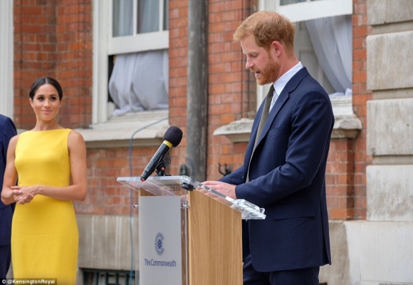Công nương Meghan Markle và Hoàng tử Harry tiếp tục ngó lơ quy tắc, thể hiện  tình cảm trước mọi người tại sự kiện.