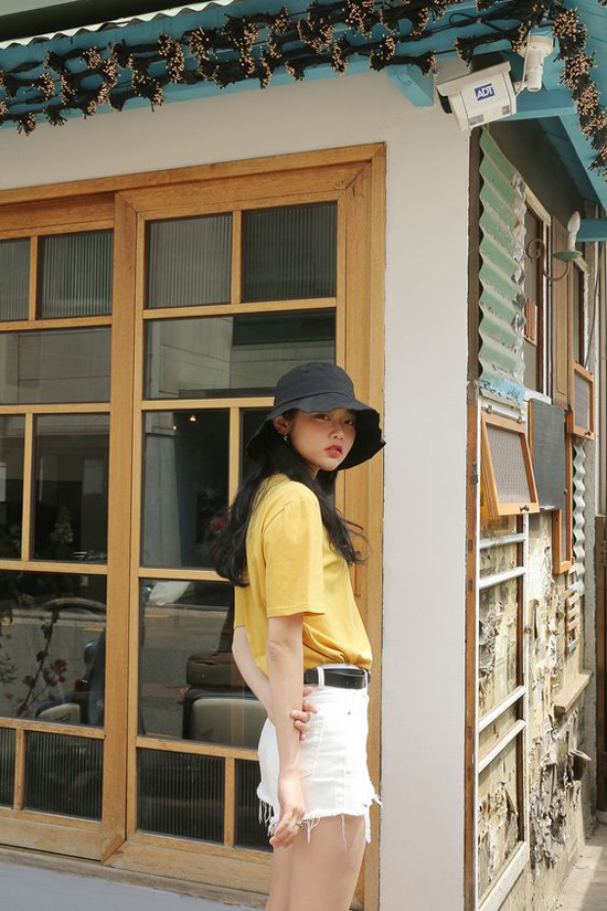Nhiều bạn gái sợ mũ vải tai bèo dễ làm mình 'sến', nhưng nếu khéo chọn lựa Shbet999 com đăng nhập thì bạn vẫn có được vẻ ngoài 'chất lừ'.    