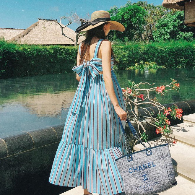 Diện một chiếc váy hở lưng buộc nơ sau mang lại cho bạn gái một phong cách thời trang thật xinh xắn, thêm một chút gợi cảm, mà không kém phần quyến rũ và sang trọng.    