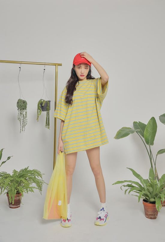 Khi sử dụng mũ lưỡi trai, các cô nàng mê mặc đẹp thường chọn áo thun, váy thun, quần jean và giày thể thao để phối đồ.    